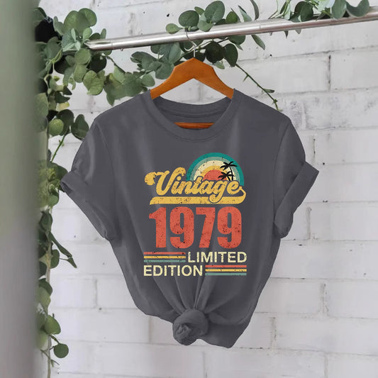 Trendy Modieuze Streetwear Effen Kleur Casual Vintage 1979 Print T-shirt met Ronde Hals en Korte Mouwen voor Dames & Plus-Size