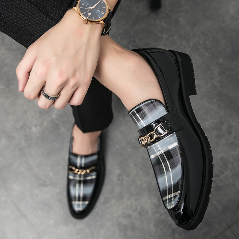 Stijlvolle Italiaanse Effen Kleur Casual Business Britse Stijl Geruite Mocassins van Veganistisch Leer met Decoratieve Kettinggesp en Platte Rubberzool voor Heren & Jongens