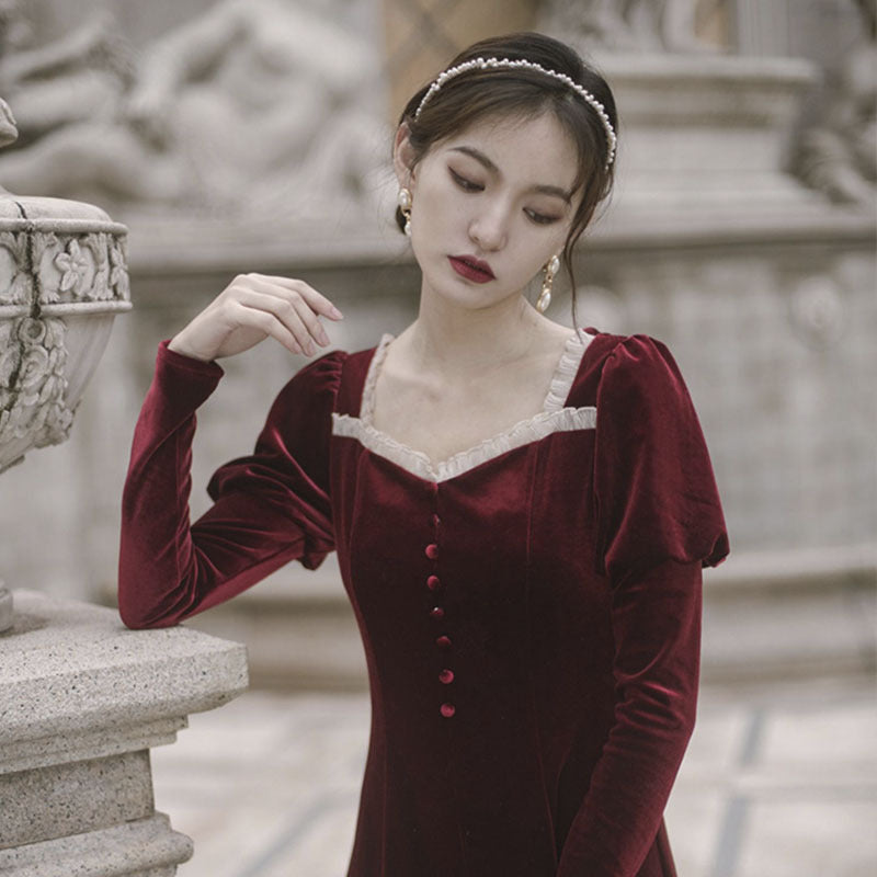 Rode verlovingsjurk in Franse vintage Hepburn-stijl