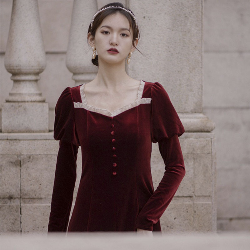 Rode verlovingsjurk in Franse vintage Hepburn-stijl