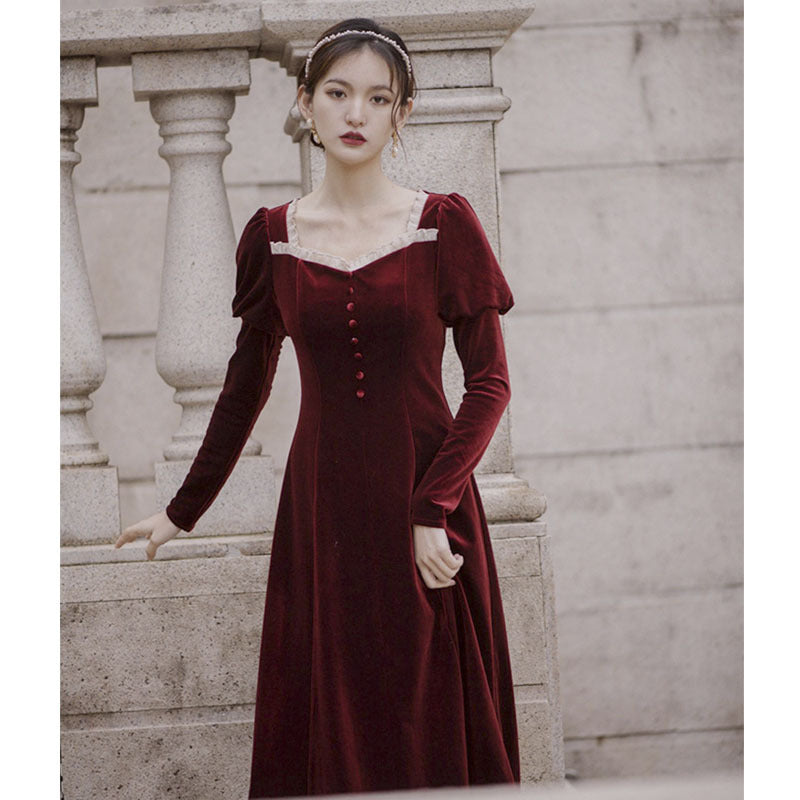 Rode verlovingsjurk in Franse vintage Hepburn-stijl