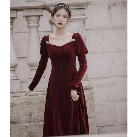 Rode verlovingsjurk in Franse vintage Hepburn-stijl