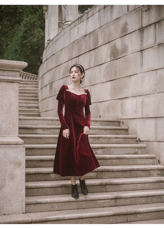 Rode verlovingsjurk in Franse vintage Hepburn-stijl