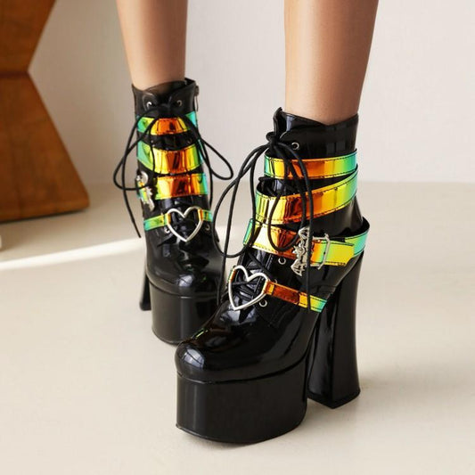 Europese en Amerikaanse Stijlvolle Gothic Chunky Hoge Blokhak Platform Enkellaarzen van PU-Leer met Holografische Enkelbandjes Vetersluiting en Hartgespen voor Dames & Meiden