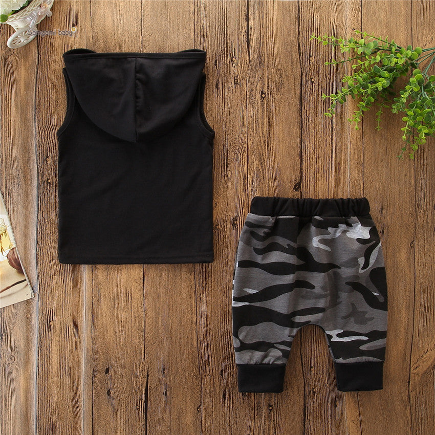 Stoere Outfit voor Jongens Mouwloos T-shirt met Capuchon & Camouflagebroek