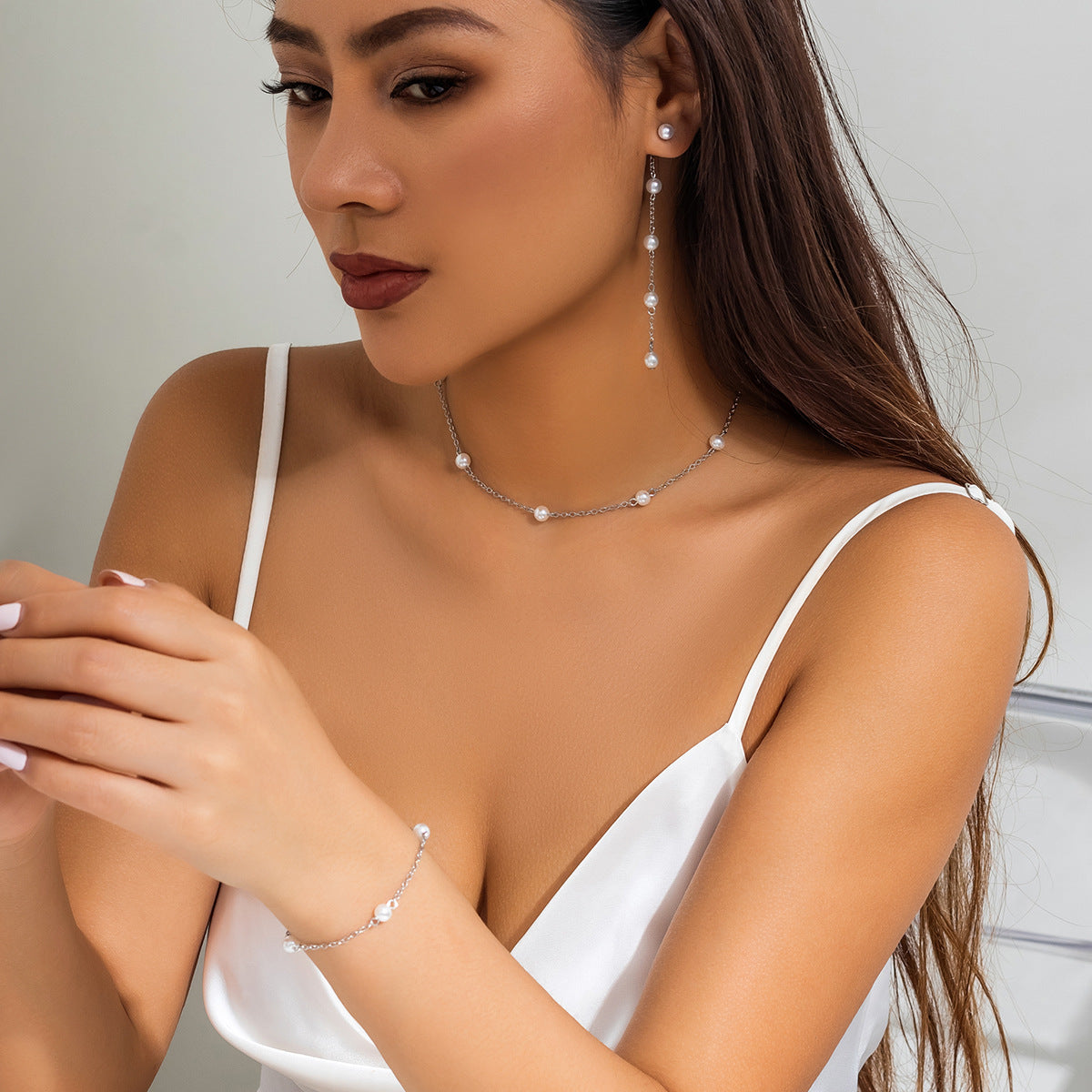 Eenvoudige Vrouwelijke Stralende Sieradenset Franse Retro Metalen Halsketting Armband & Oorbellen met Imitatieparels en Verstelbare Sluiting voor Dames