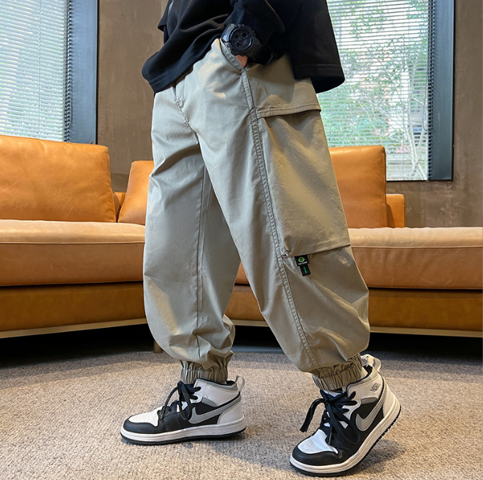 Modieuze Sportieve Effen Kleur Casual Demin Cargojeans met Meerdere Zakken en Toelopende Pijpen voor Jongens