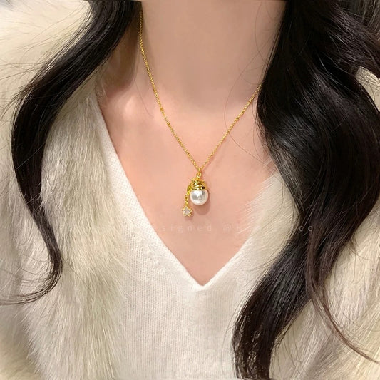 Kerstmis Speciaal Ontwerp Elegante Goudkleurige Halsketting met Kerst-Parelhanger voor Dames