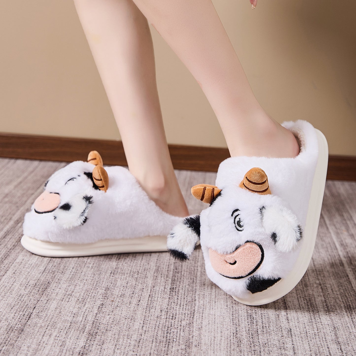 Winterse Warme Fluffy Antislip Pantoffels met Geborduurde Koe Cartoon voor Unisex