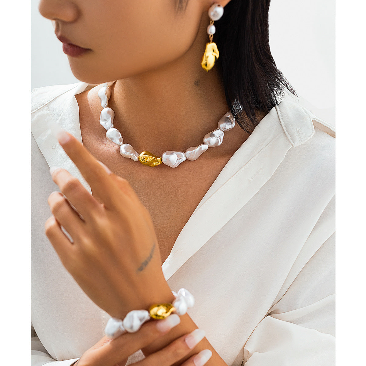 Klassieke Elegante Sieradenset Eenvoudige Franse Retro Barokhalsketting  Armband en Oorbellen van Imitatie Parels