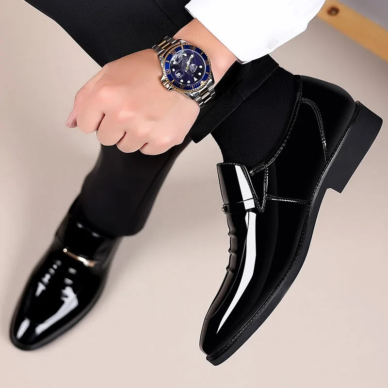 Elegante Effen Kleur Formele Casual Business Lakleren Loafers van Veganistisch Leer met Spitse Neus en Lage Vierkante Hak voor Heren