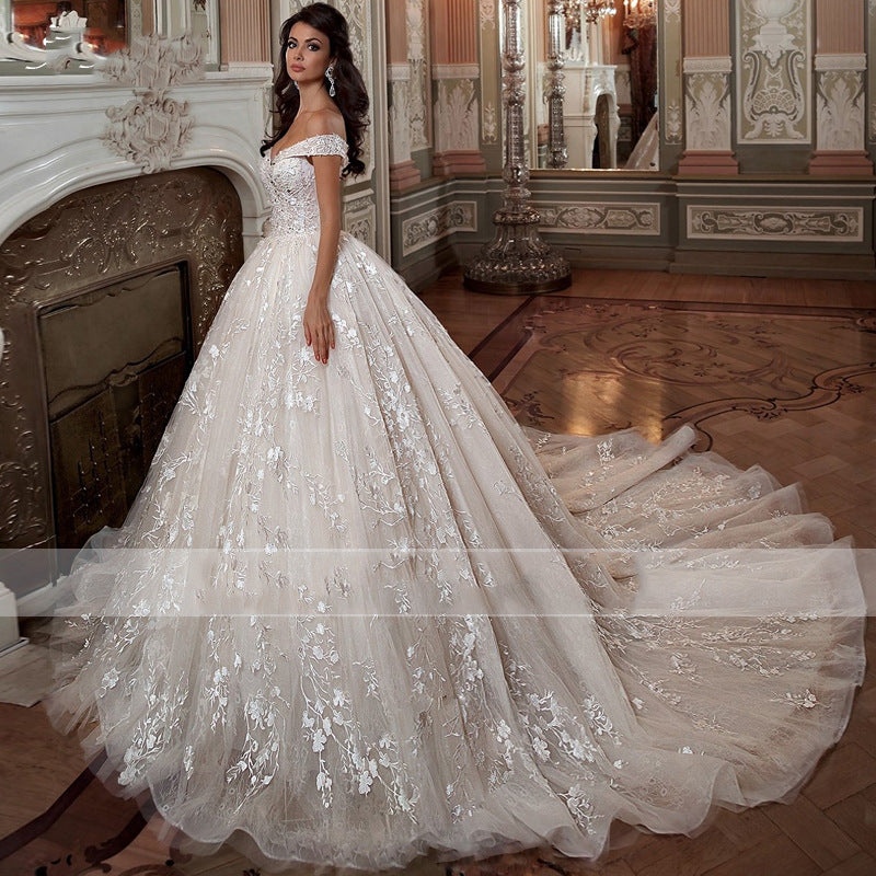 Franse Eenvoudige Elegante Off-shoulder Geborduurde Bloemenpatroon Trouwjurk van Tule & Kant in Mori-stijl met Sleep en Pailletten voor Dames & Plus-size