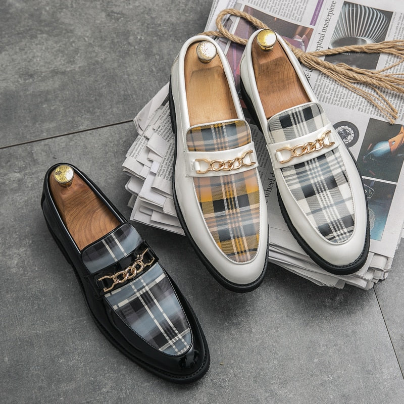 Stijlvolle Italiaanse Effen Kleur Casual Business Britse Stijl Geruite Mocassins van Veganistisch Leer met Decoratieve Kettinggesp en Platte Rubberzool voor Heren & Jongens