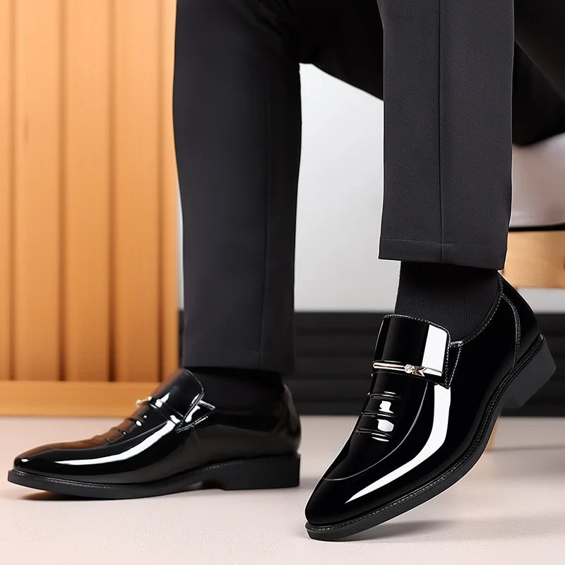 Elegante Effen Kleur Formele Casual Business Lakleren Loafers van Veganistisch Leer met Spitse Neus en Lage Vierkante Hak voor Heren