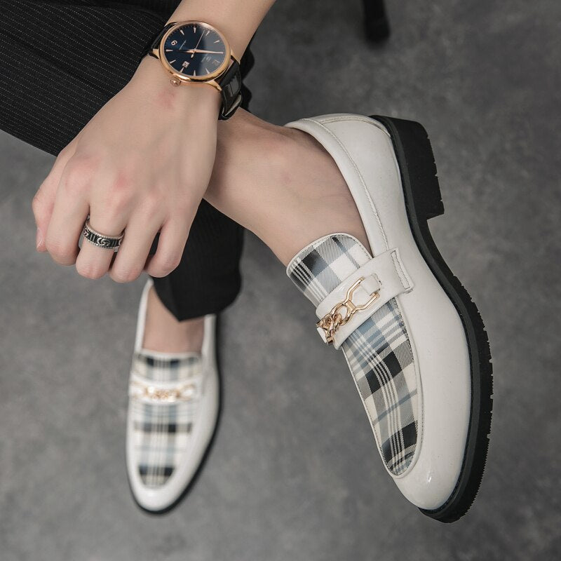 Stijlvolle Italiaanse Effen Kleur Casual Business Britse Stijl Geruite Mocassins van Veganistisch Leer met Decoratieve Kettinggesp en Platte Rubberzool voor Heren & Jongens