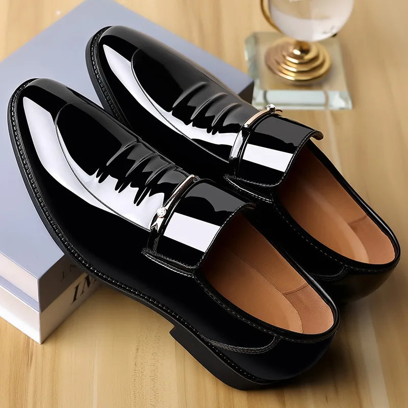 Elegante Effen Kleur Formele Casual Business Lakleren Loafers van Veganistisch Leer met Spitse Neus en Lage Vierkante Hak voor Heren