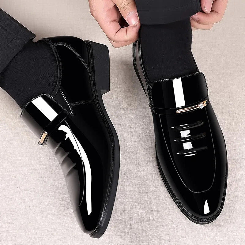 Elegante Effen Kleur Formele Casual Business Lakleren Loafers van Veganistisch Leer met Spitse Neus en Lage Vierkante Hak voor Heren