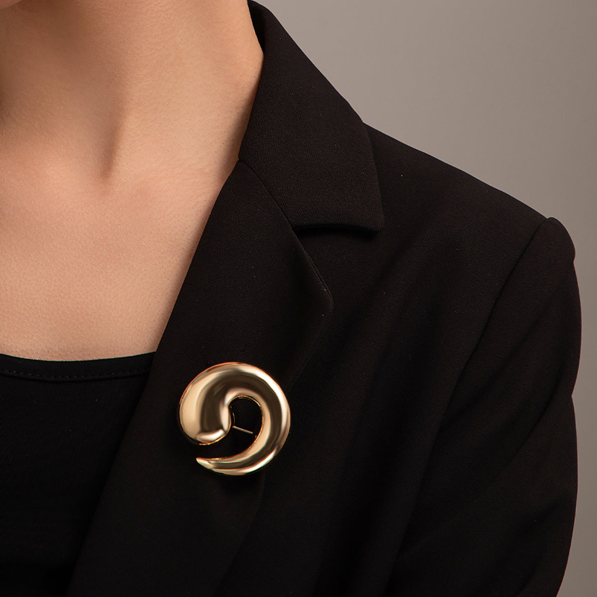 Modieuze Gepersonaliseerde Retro Ronde Holle Oorbellen/Broche/Halsketting in Vorm van Slak met Koordsluiting voor Dames