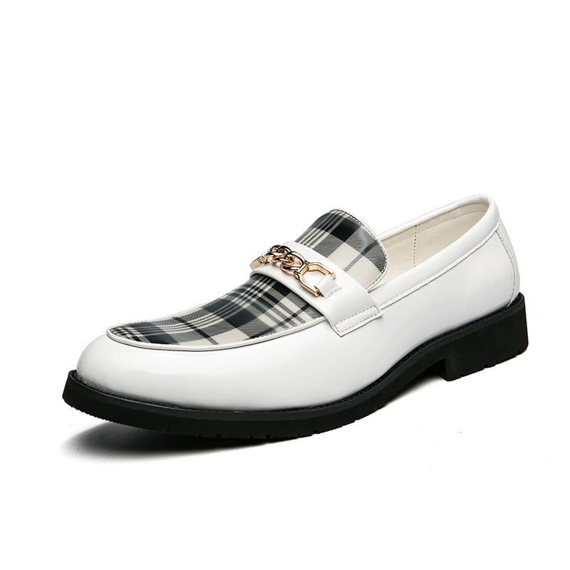 Stijlvolle Italiaanse Effen Kleur Casual Business Britse Stijl Geruite Mocassins van Veganistisch Leer met Decoratieve Kettinggesp en Platte Rubberzool voor Heren & Jongens