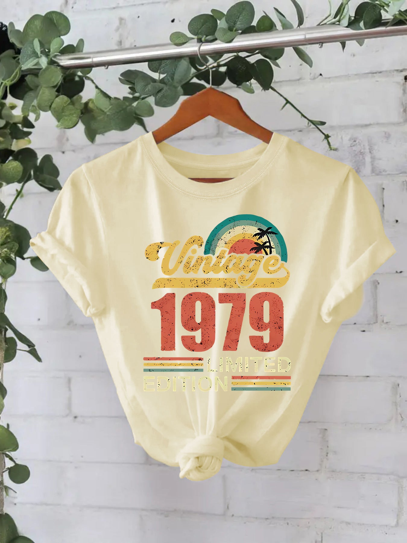 Trendy Modieuze Streetwear Effen Kleur Casual Vintage 1979 Print T-shirt met Ronde Hals en Korte Mouwen voor Dames & Plus-Size