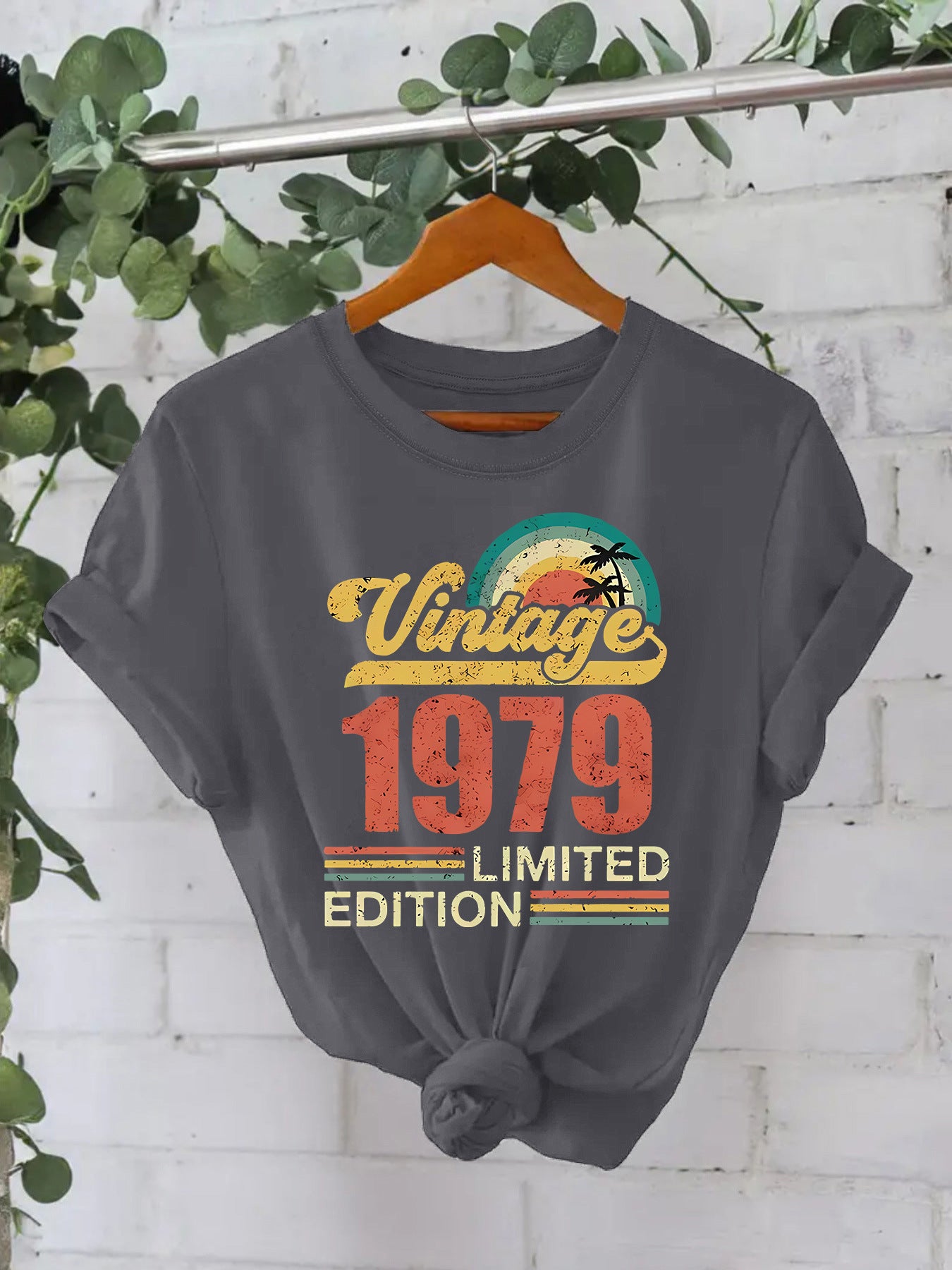 Trendy Modieuze Streetwear Effen Kleur Casual Vintage 1979 Print T-shirt met Ronde Hals en Korte Mouwen voor Dames & Plus-Size