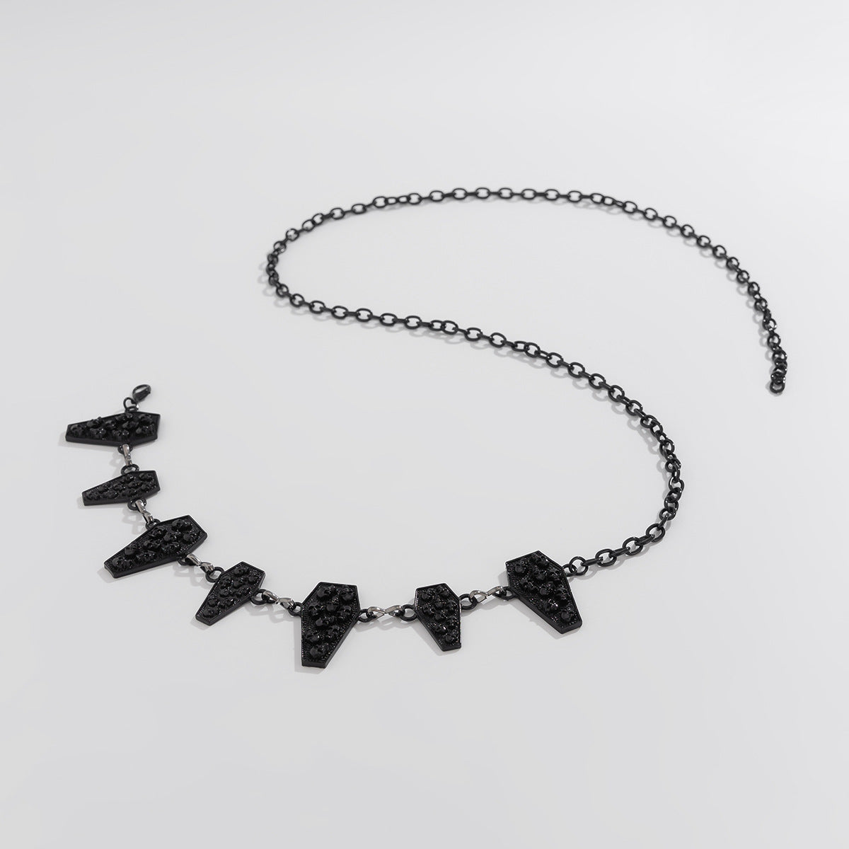 Punkstijl Retro Metalen Enkelvoudige Ronde Tailleketting met Gegraveerde Donkere Gothic Bedeltjes van Legering voor Dames