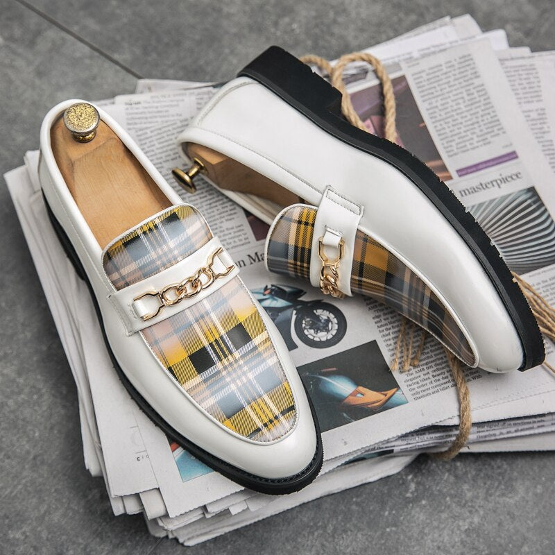 Stijlvolle Italiaanse Effen Kleur Casual Business Britse Stijl Geruite Mocassins van Veganistisch Leer met Decoratieve Kettinggesp en Platte Rubberzool voor Heren & Jongens
