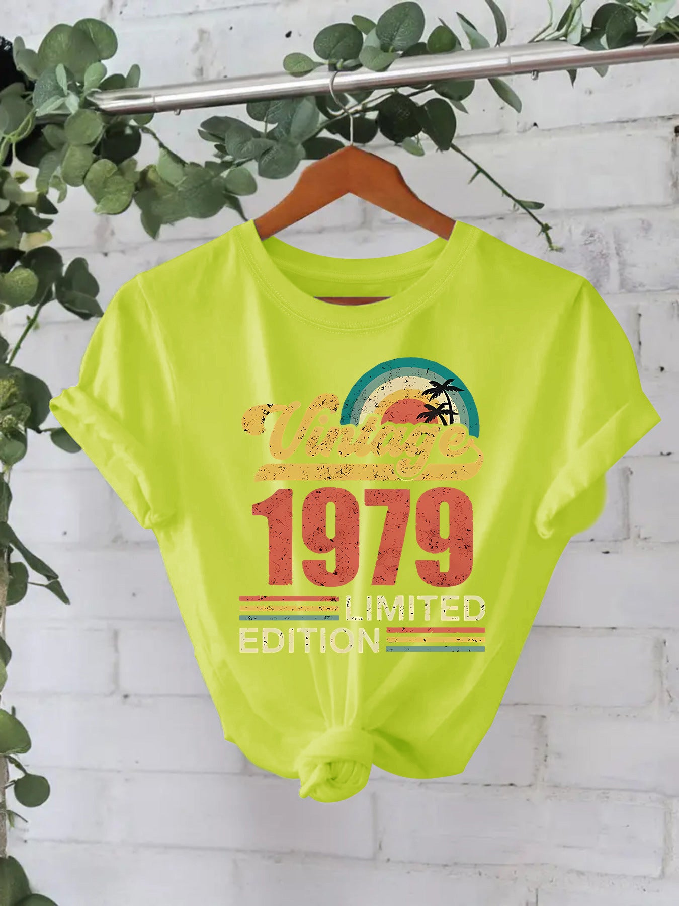 Trendy Modieuze Streetwear Effen Kleur Casual Vintage 1979 Print T-shirt met Ronde Hals en Korte Mouwen voor Dames & Plus-Size