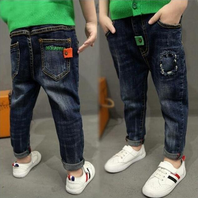 Modieuze Casual Effen Kleur Denimjeans met Letterpatroon en Zakken voor Kinderen