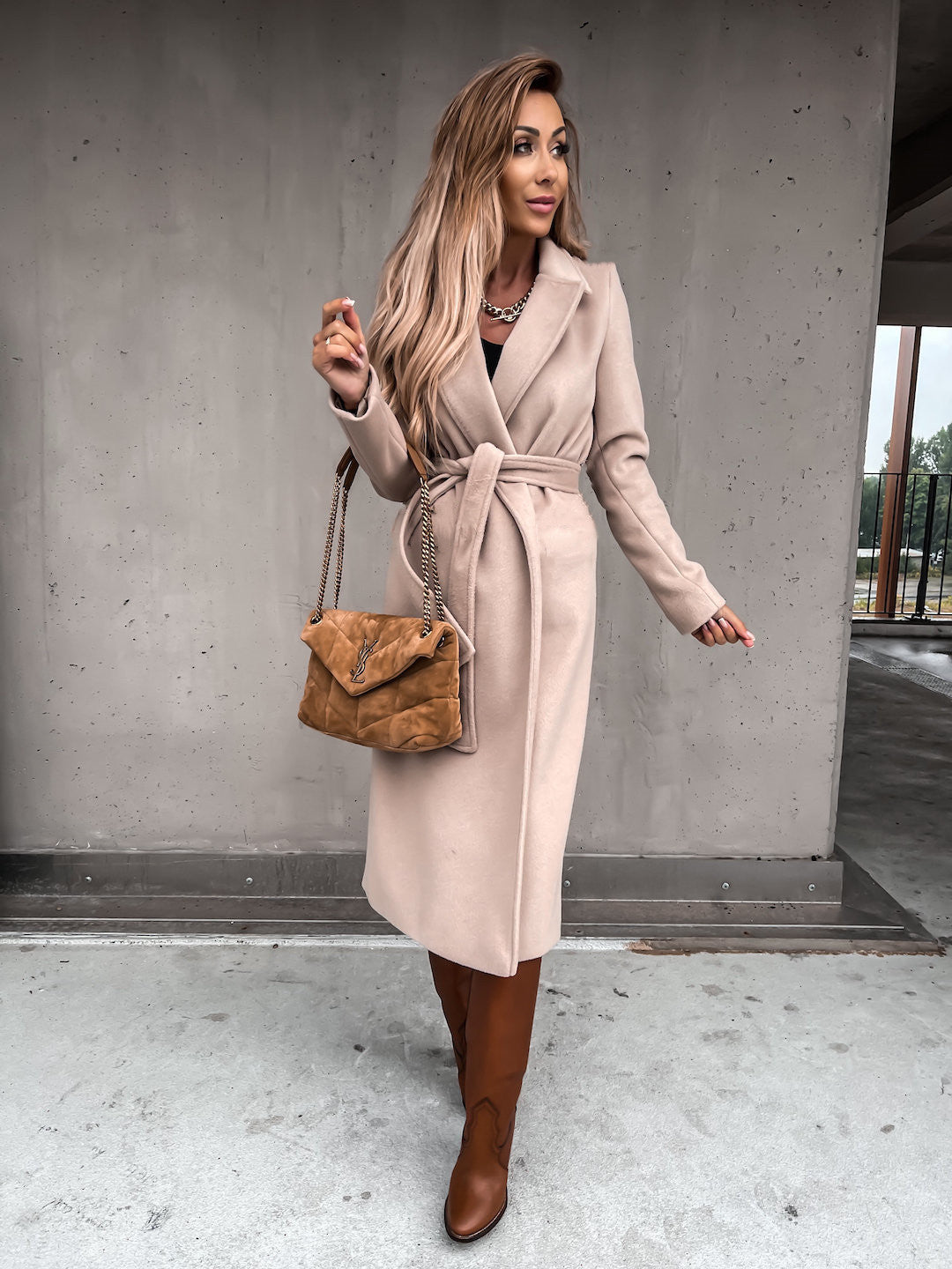 Amerikaanse Modieuze Elegante Eenvoudige Wollen V-halsTrenchcoat in Effen Kleur met Zakken en Riem voor Dames & Plus-size